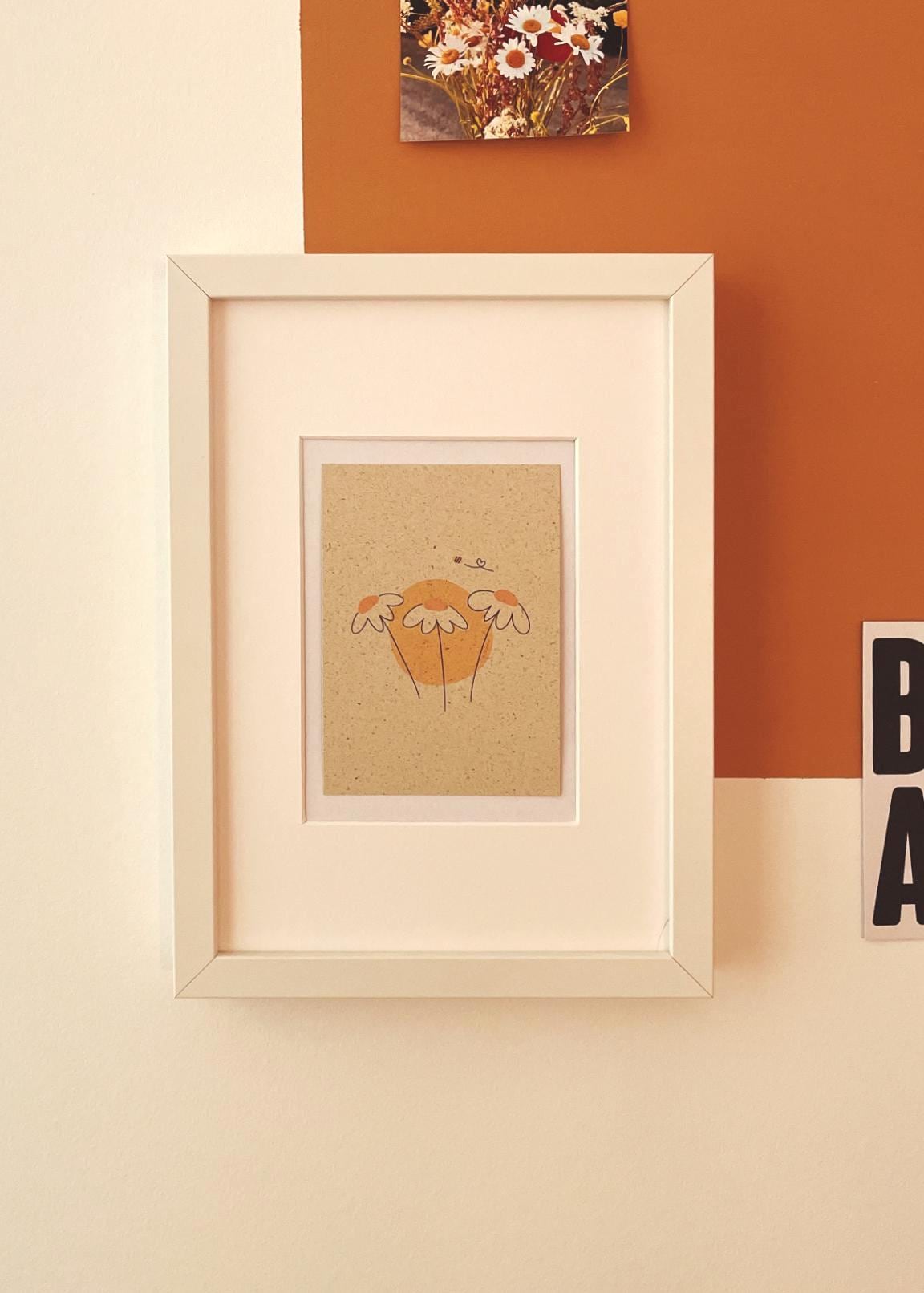 Postkarte Flowers & Bee auf nachhaltigem Papier – Süße Grußkarte für jeden Anlass – Botanische Illustration – Geschenk für Naturfreunde – A6