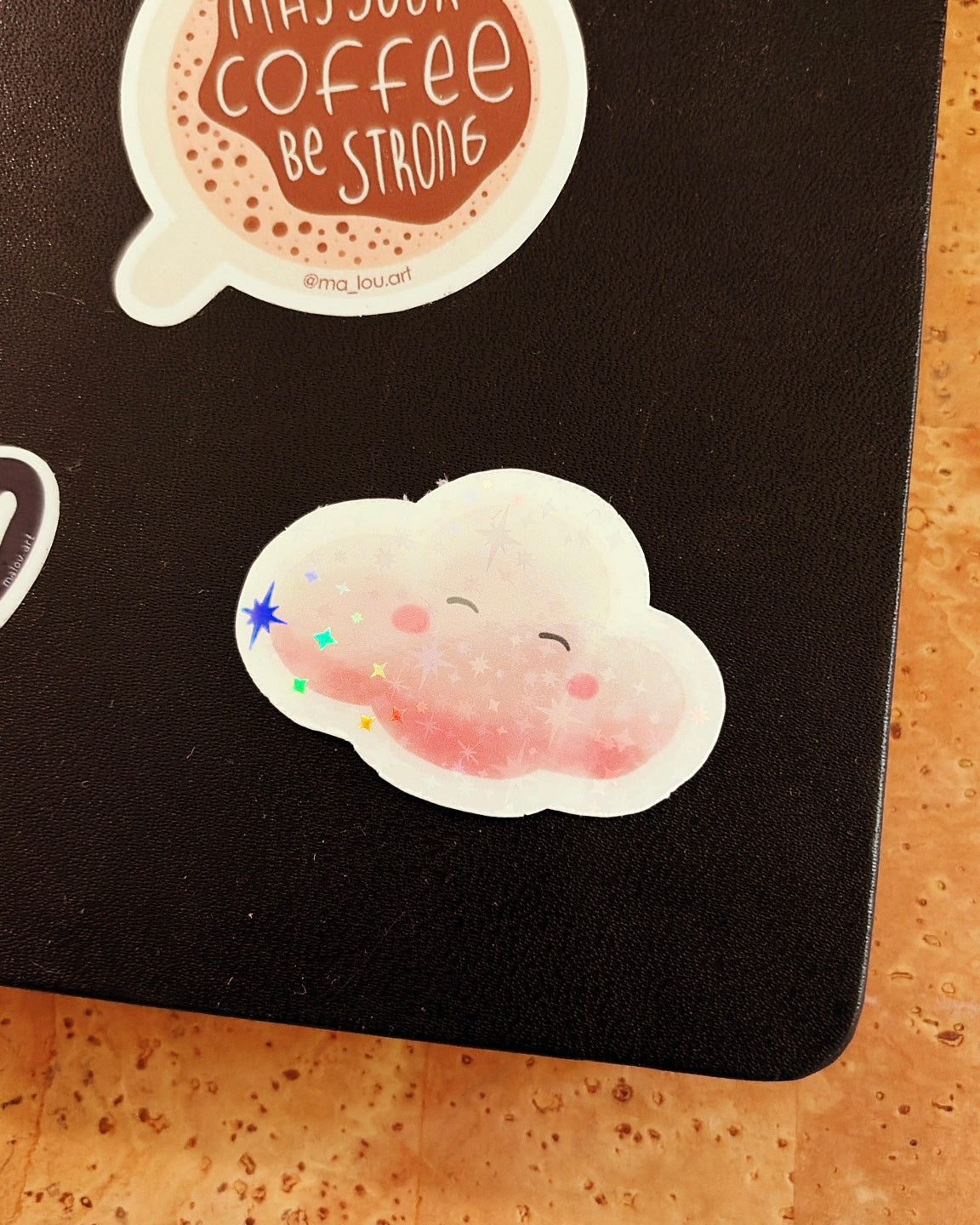Glitzer Sticker Wolke mit Sternen – Holografisch Funkelnd – Wasserfest – Süßer Aufkleber für Laptop & Journal – Kawaii Cloud Sticker Sparkle
