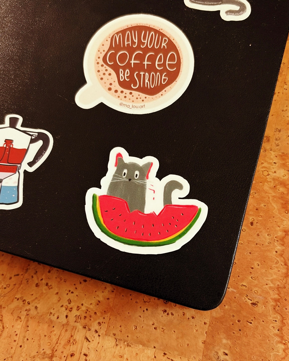 Vinyl Sticker Katze mit Wassermelone – Süßer Aufkleber für Laptop & Planer – Wasserfest – Geschenk für Katzenliebhaber – Kawaii Cat Sticker