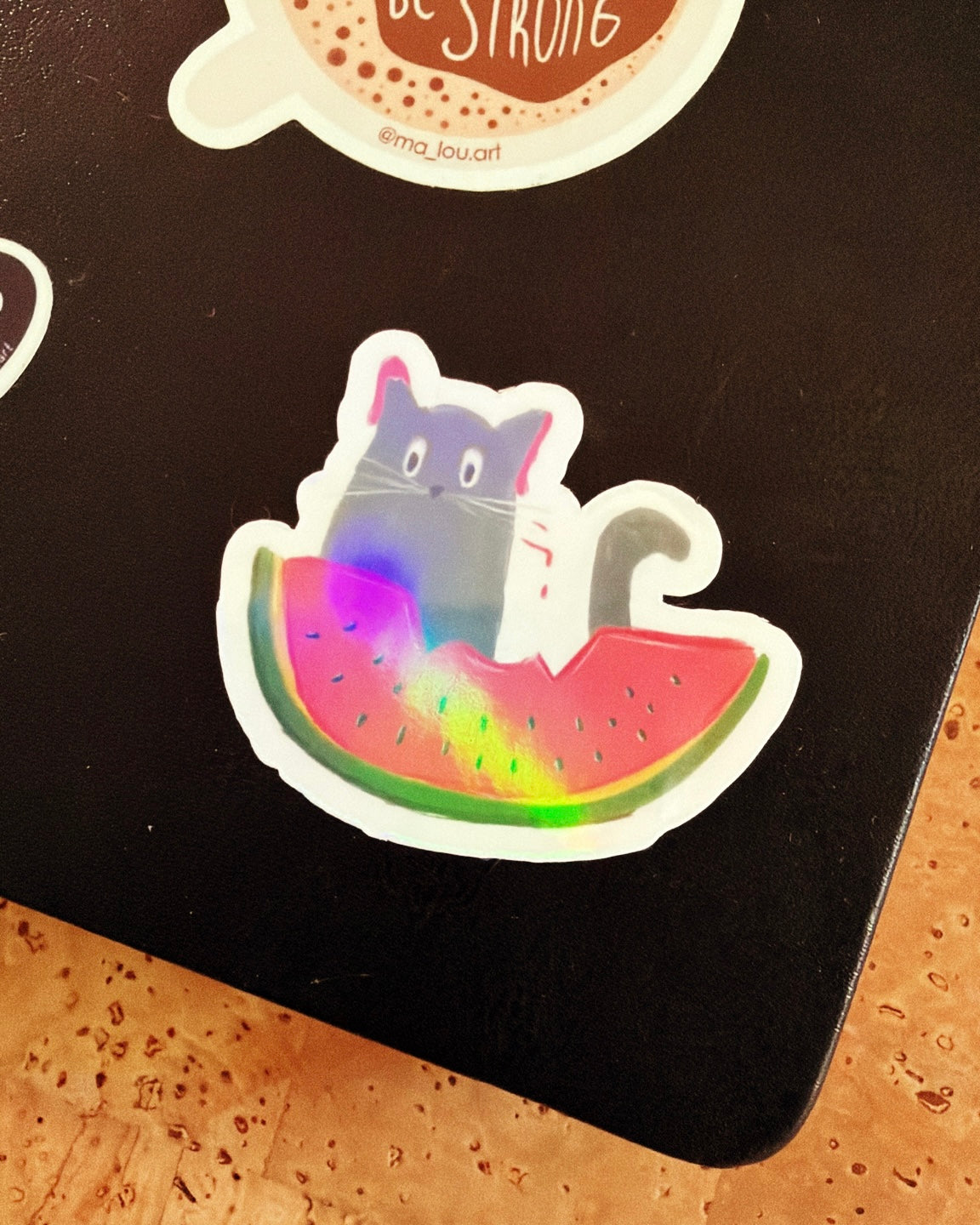 Holografischer Sticker Katze mit Wassermelone – Regenbogen Effekt – Wasserfest – Geschenk für Katzenliebhaber – Kawaii Cat Sticker Holo