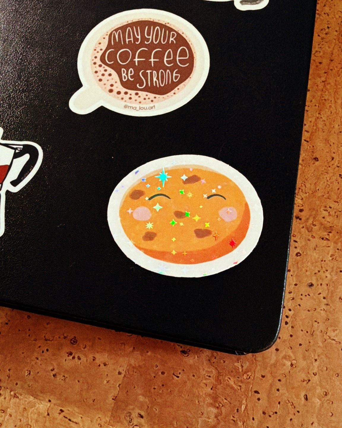 Holografischer Sticker Space Cookie – Funkelnder Keks mit Sternen – Wasserfest – Süßer Aufkleber für Laptop & Journal – Kawaii Holo
