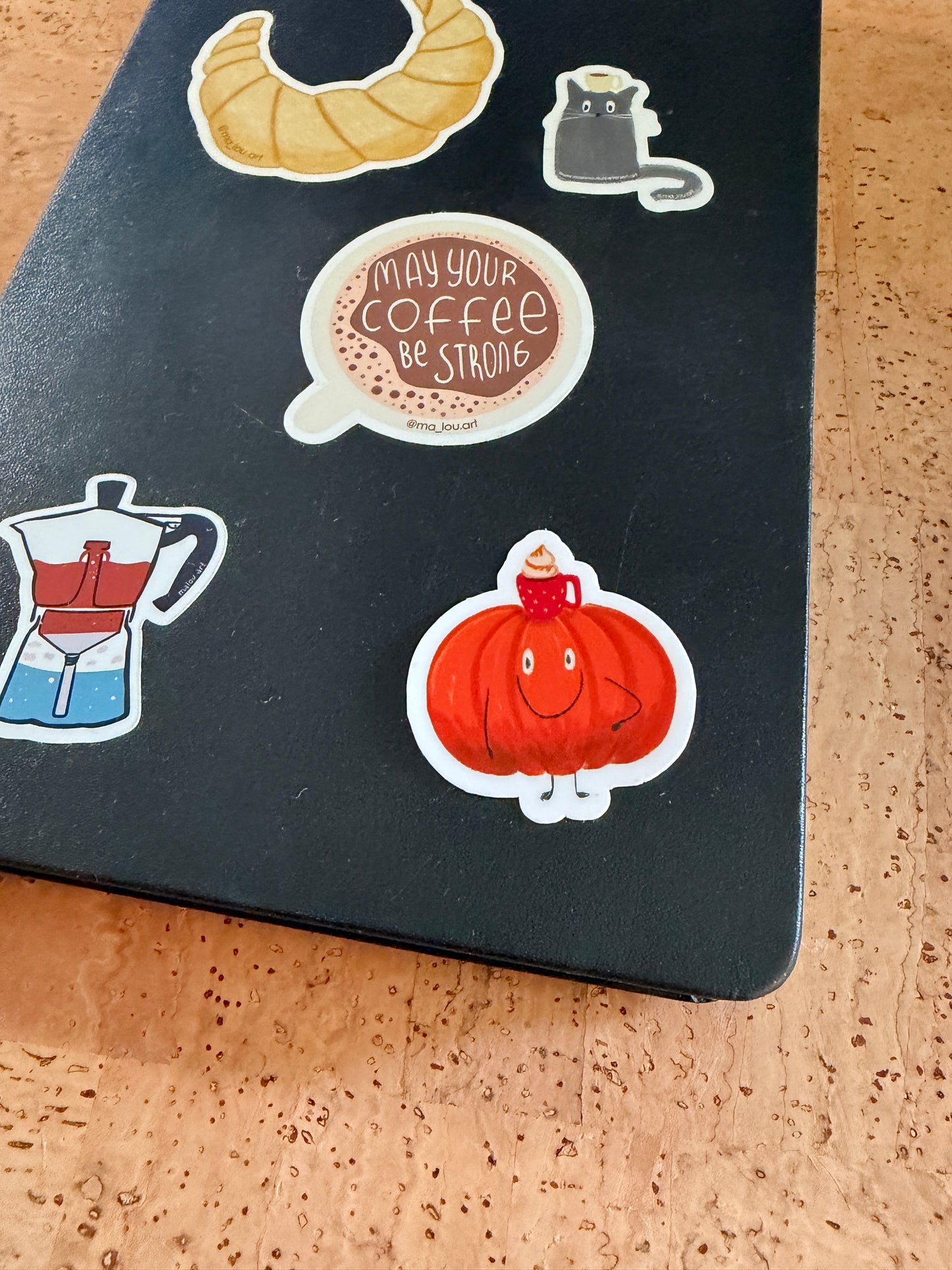 Matter Vinyl Sticker Kürbis mit Kaffee – Pumpkin Spice Illustration – Wasserfest – Süßer Aufkleber für Laptop & Planer – Herbst Deko – Cozy Season