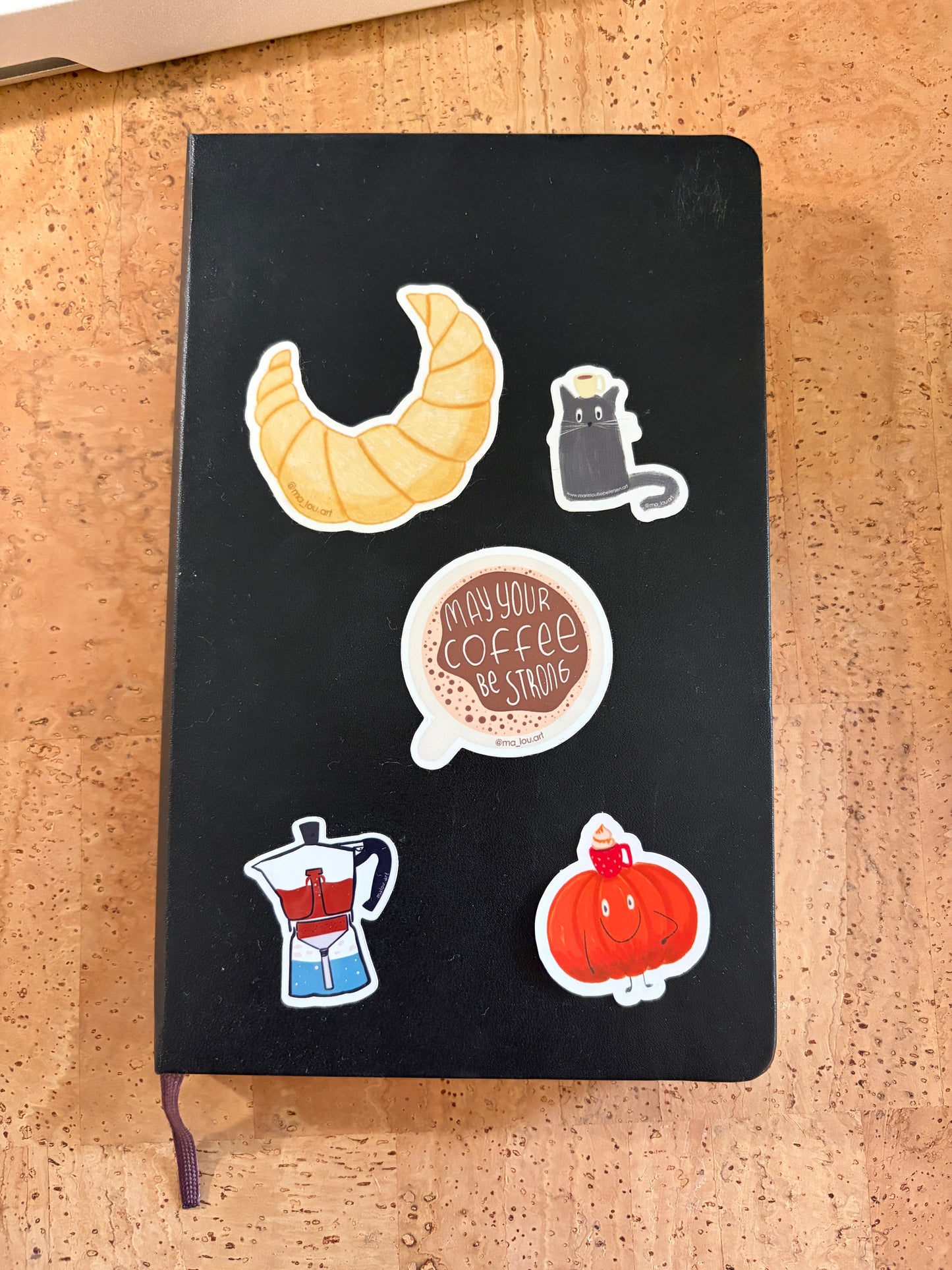 Matter Vinyl Sticker Kürbis mit Kaffee – Pumpkin Spice Illustration – Wasserfest – Süßer Aufkleber für Laptop & Planer – Herbst Deko – Cozy Season