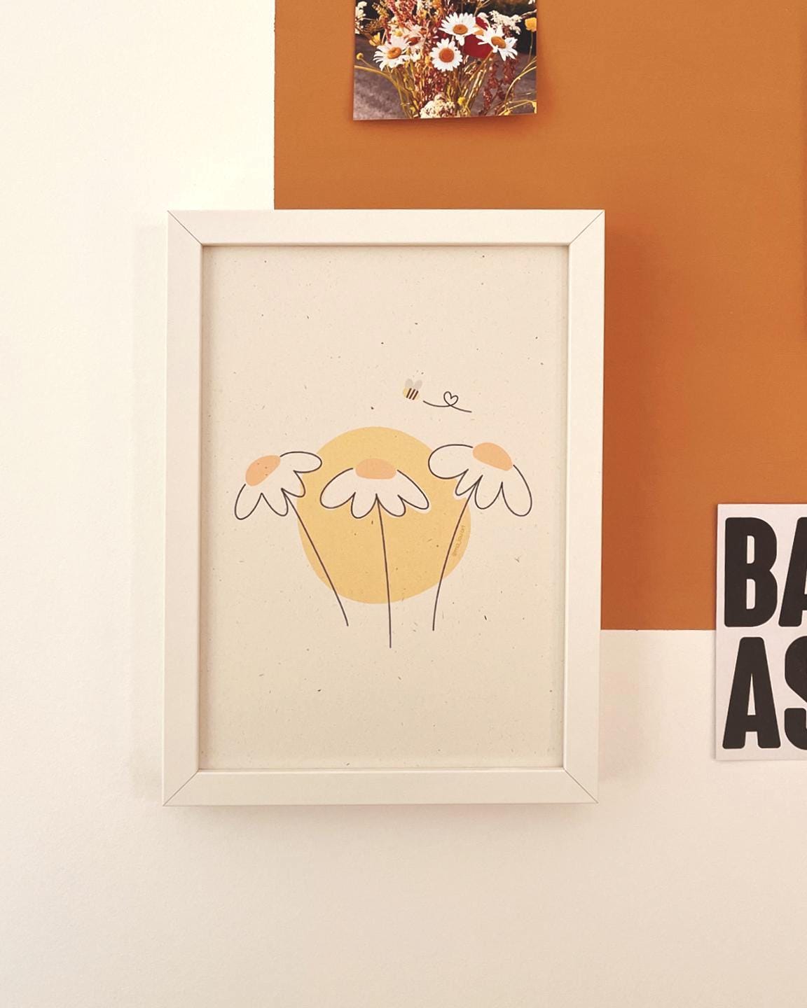 Süße Blumen Biene Kunstdruck A4/A5 - Minimalistisches Gänseblümchen Poster nachhaltig - Spring Vibes Wandbild - Niedliche Natur Art