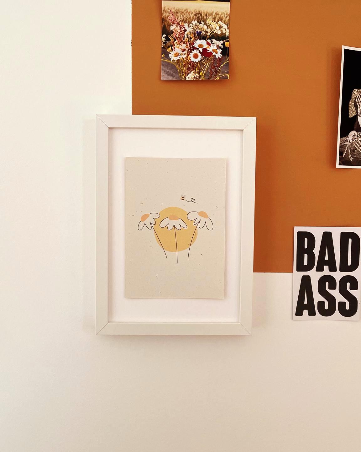 Süße Blumen Biene Kunstdruck A4/A5 - Minimalistisches Gänseblümchen Poster nachhaltig - Spring Vibes Wandbild - Niedliche Natur Art