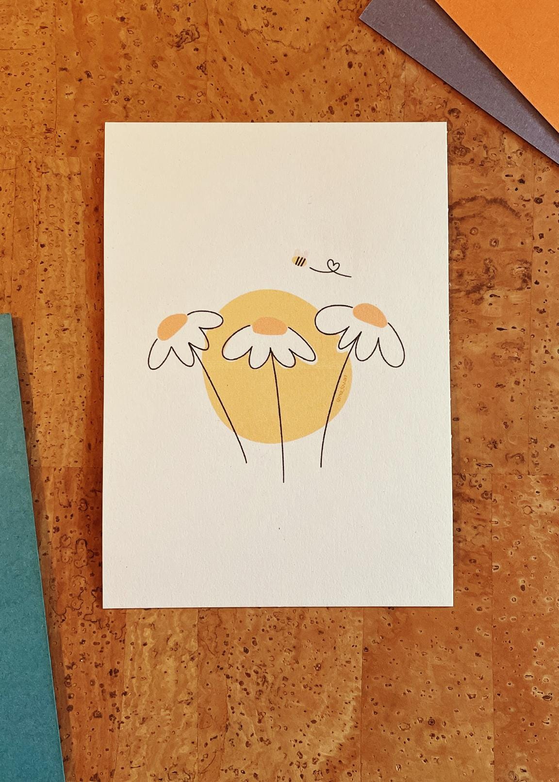 Postkarte Flowers & Bee auf nachhaltigem Papier – Süße Grußkarte für jeden Anlass – Botanische Illustration – Geschenk für Naturfreunde – A6