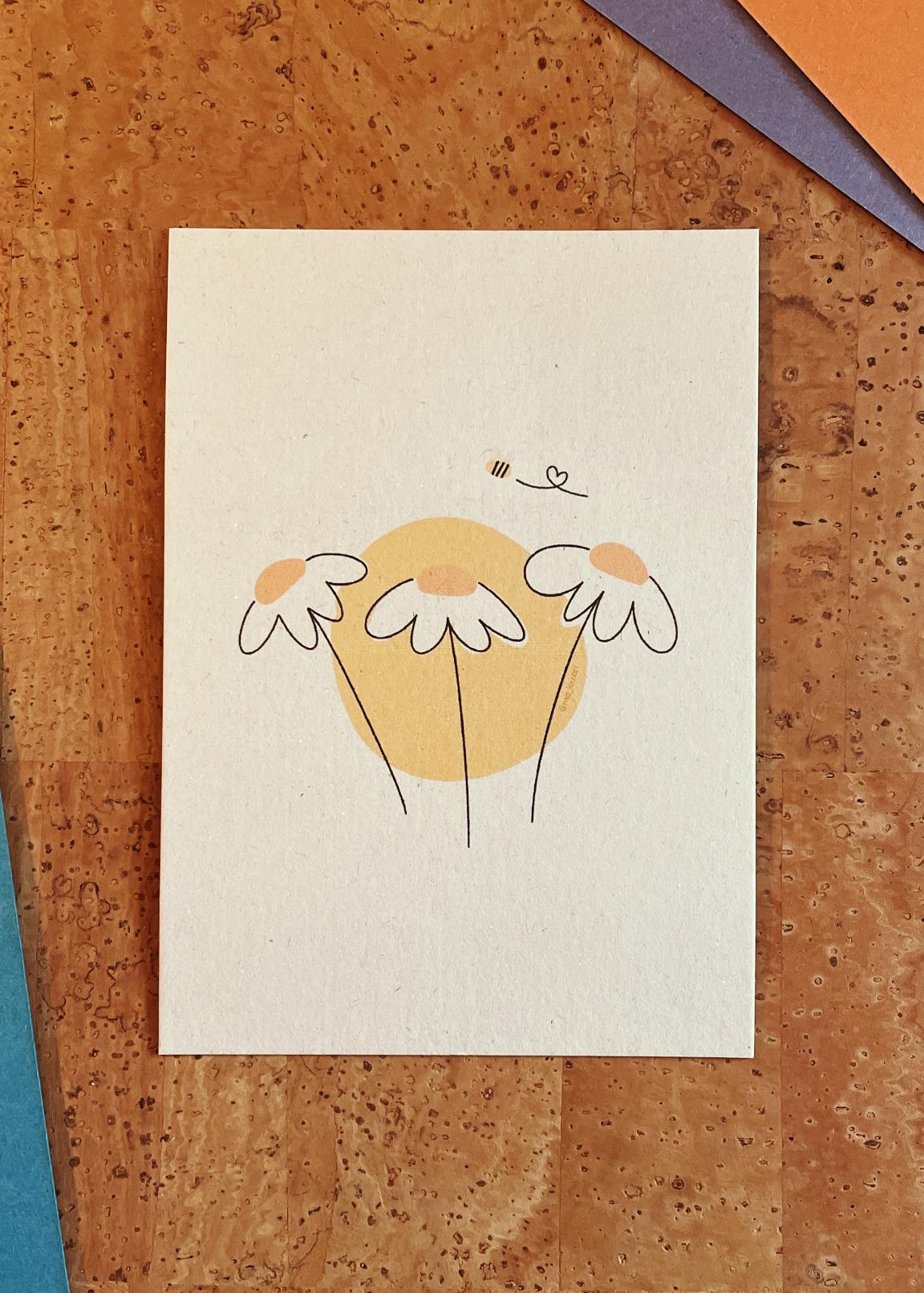 Postkarte Flowers & Bee auf nachhaltigem Papier – Süße Grußkarte für jeden Anlass – Botanische Illustration – Geschenk für Naturfreunde – A6