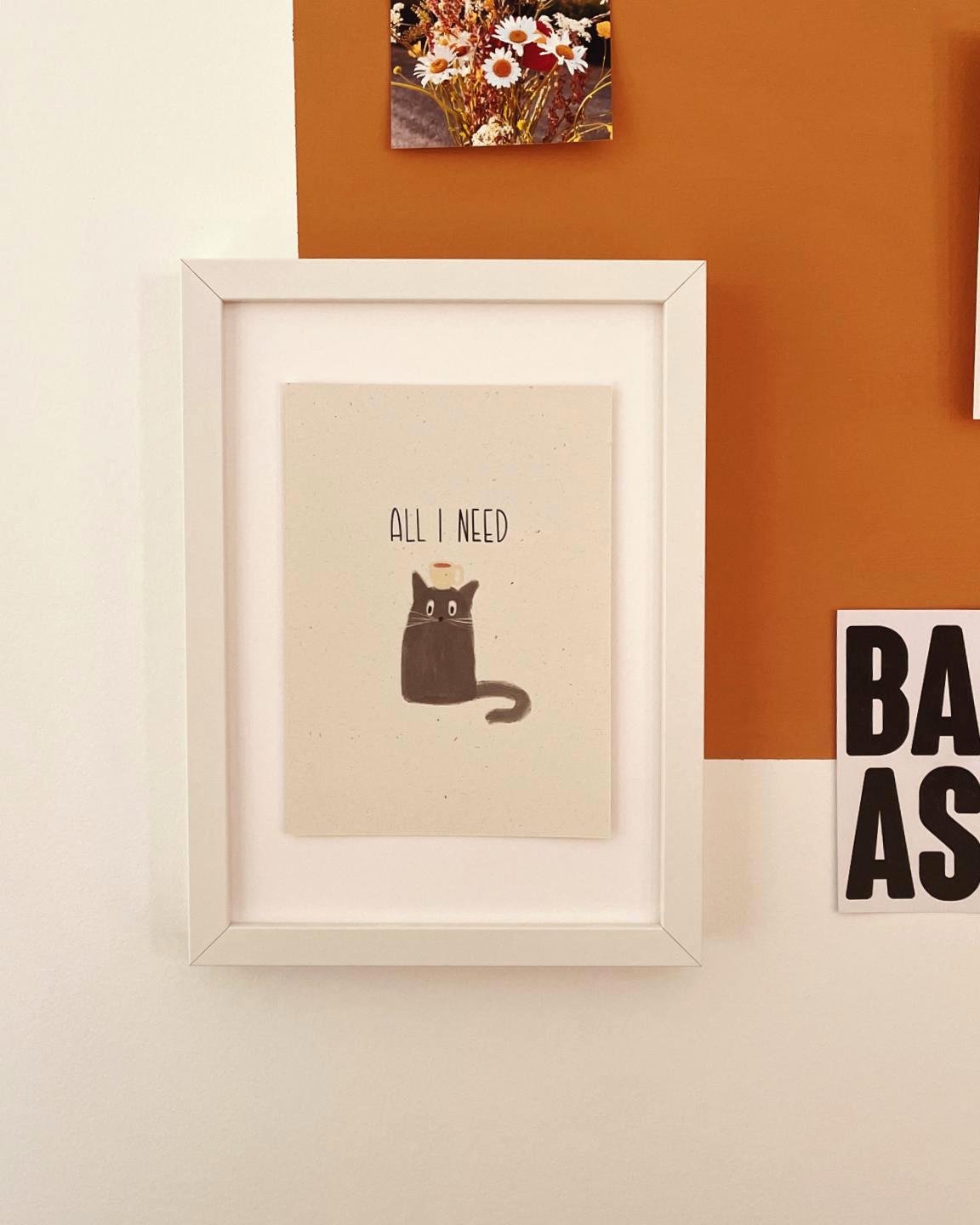 Artprint All I Need Schwarze Katze & Kaffee – Lustiges Poster für Küche und Homeoffice – Geschenk für Katzenliebhaber Cat Moms – DIN A4/A5