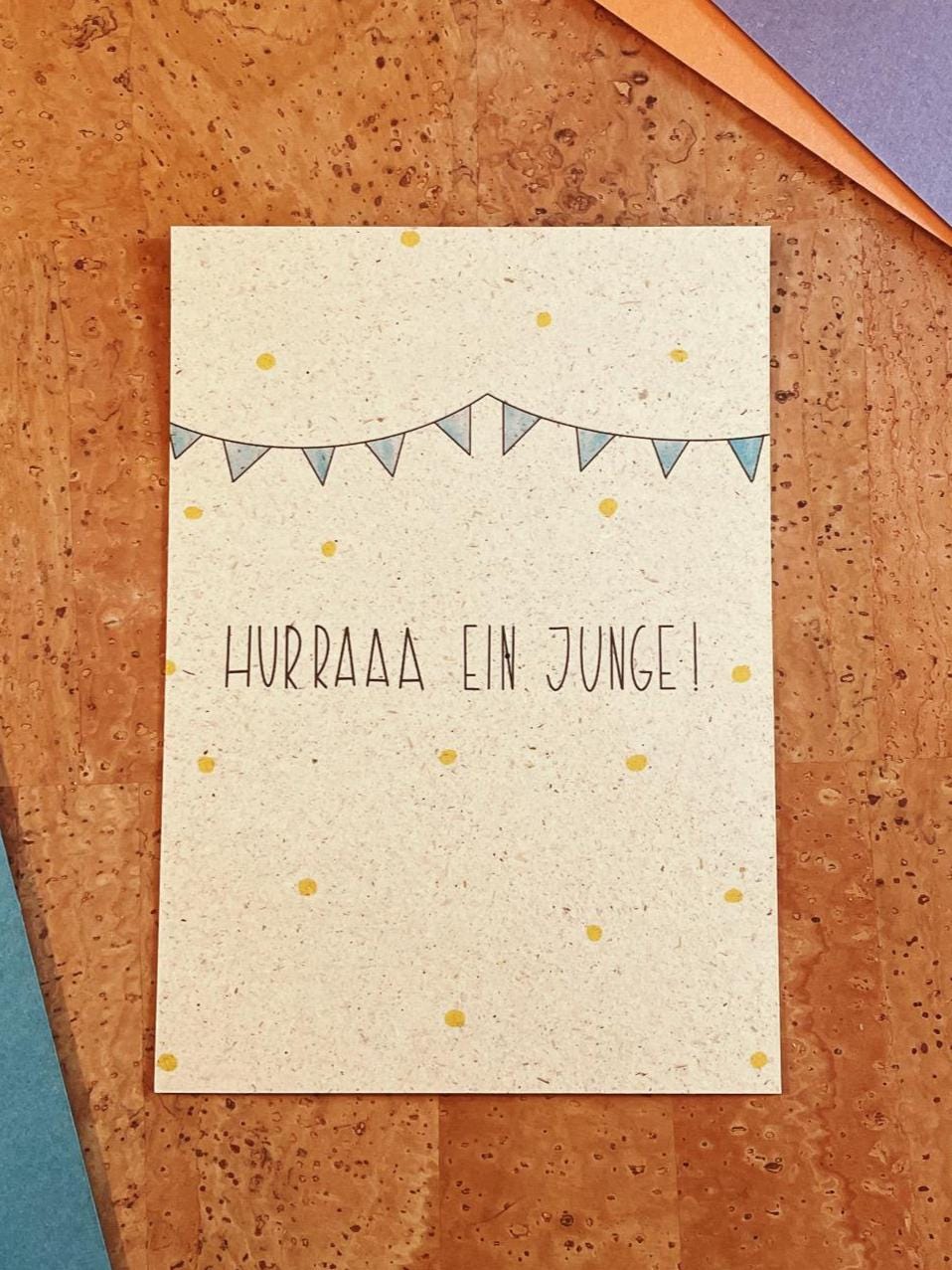 Süße Geburtskarte Junge A6 - Hurra ein Junge Postkarte nachhaltig - Baby Glückwunschkarte Geburt - Wimpelkette Design