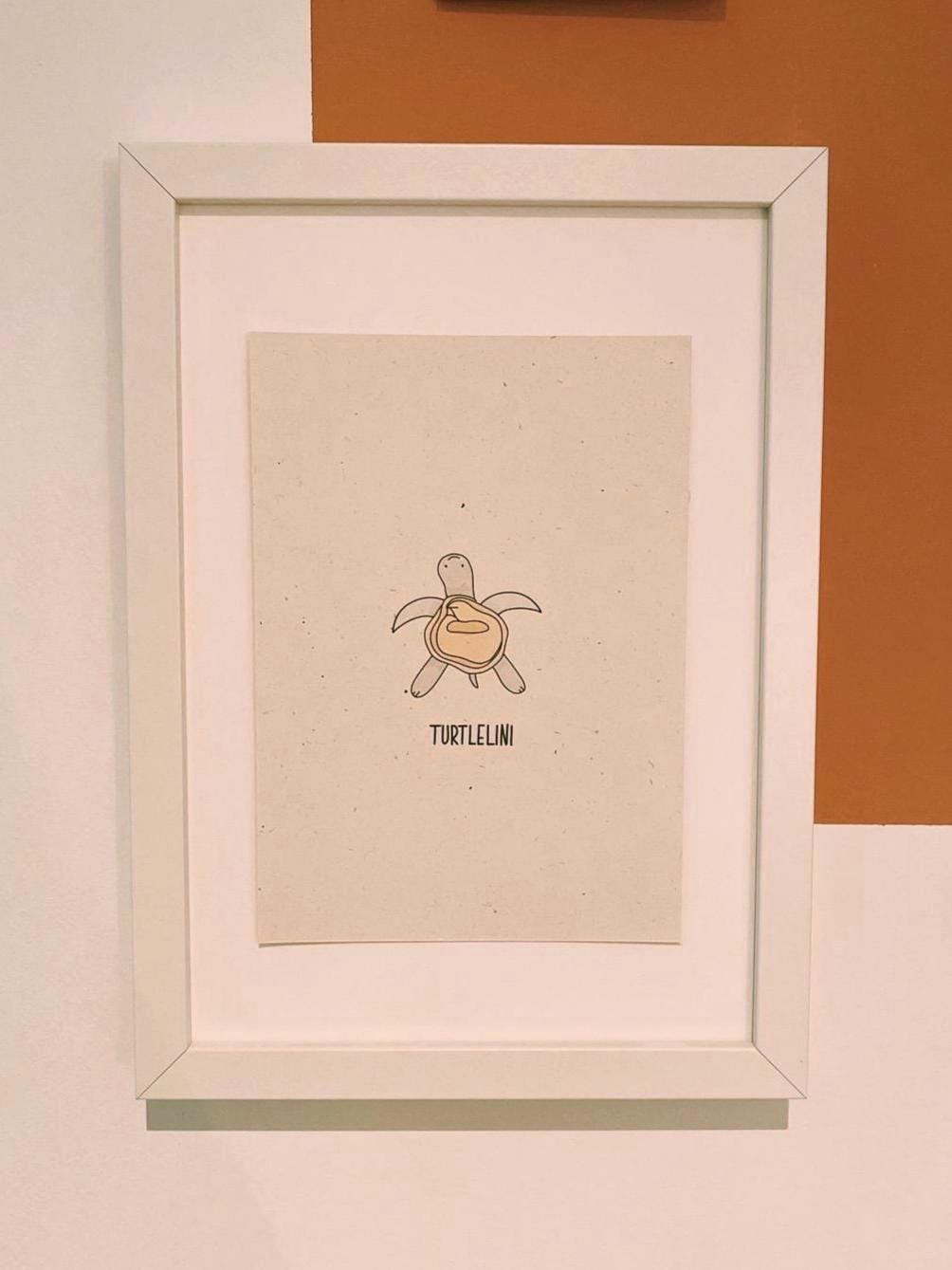 Turtlelini Artprint A4/A5 - Süße Schildkröte Humor Poster nachhaltig - Minimalistisches Tier Wandbild - Pasta Liebhaber Geschenk - Wall Art