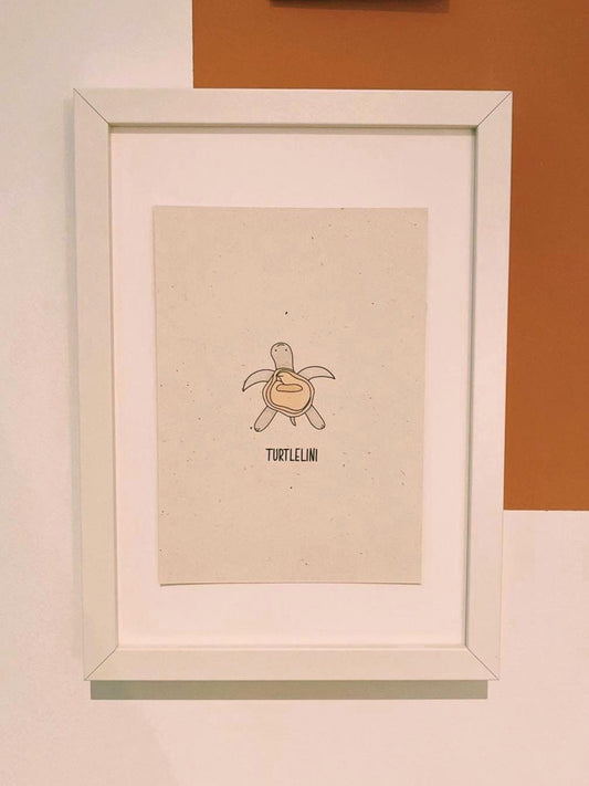 Turtlelini Artprint A4/A5 - Süße Schildkröte Humor Poster nachhaltig - Minimalistisches Tier Wandbild - Pasta Liebhaber Geschenk - Wall Art