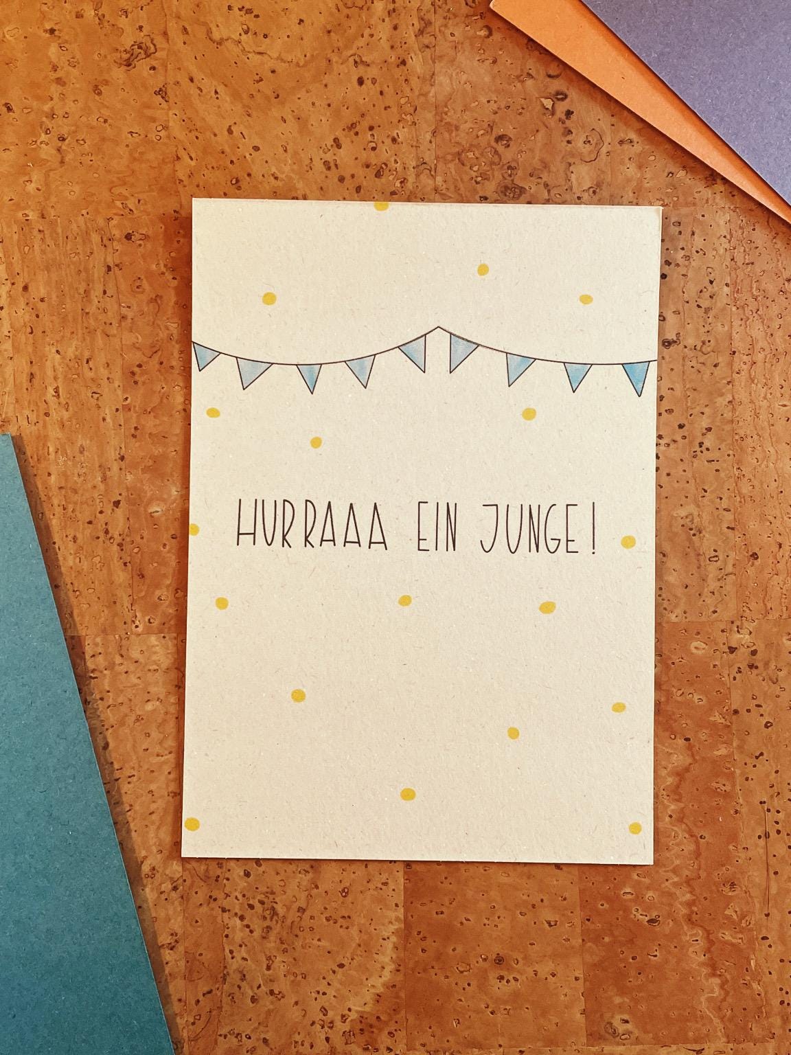 Süße Geburtskarte Junge A6 - Hurra ein Junge Postkarte nachhaltig - Baby Glückwunschkarte Geburt - Wimpelkette Design