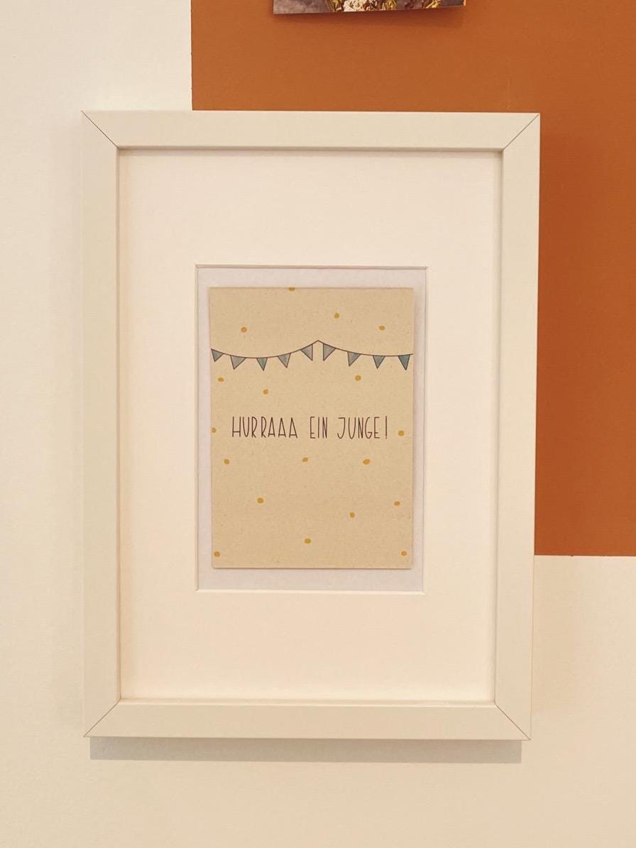 Süße Geburtskarte Junge A6 - Hurra ein Junge Postkarte nachhaltig - Baby Glückwunschkarte Geburt - Wimpelkette Design