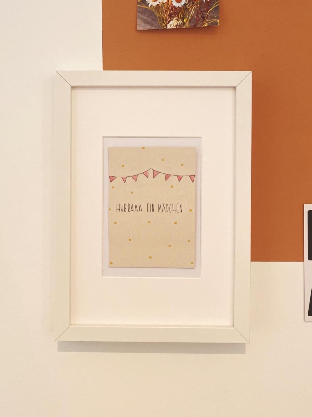 Süße Geburtskarte Mädchen A6 - Hurra ein Mädchen Postkarte nachhaltig - Baby Glückwunschkarte Geburt - Rosa Wimpelkette Design