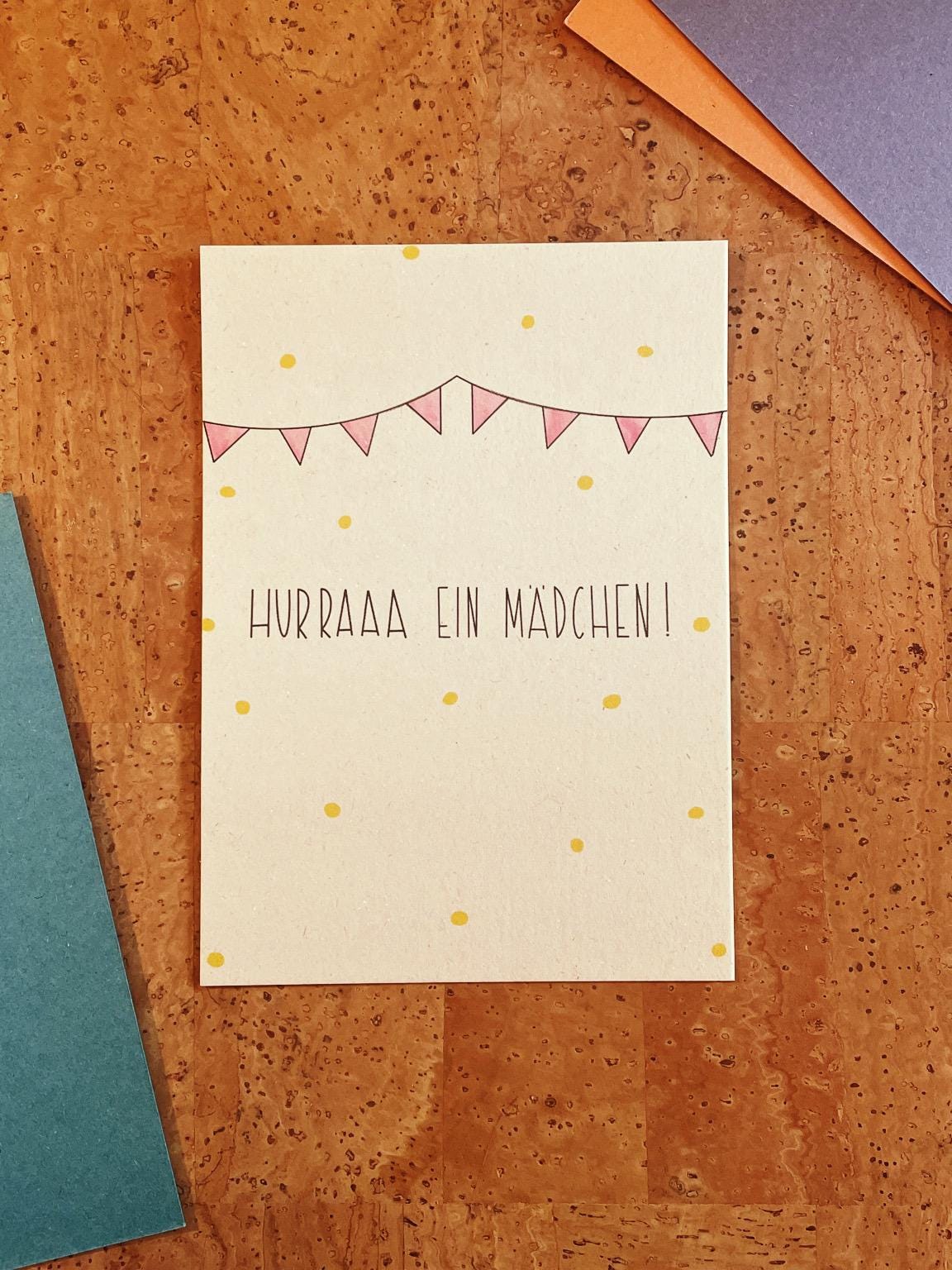 Süße Geburtskarte Mädchen A6 - Hurra ein Mädchen Postkarte nachhaltig - Baby Glückwunschkarte Geburt - Rosa Wimpelkette Design