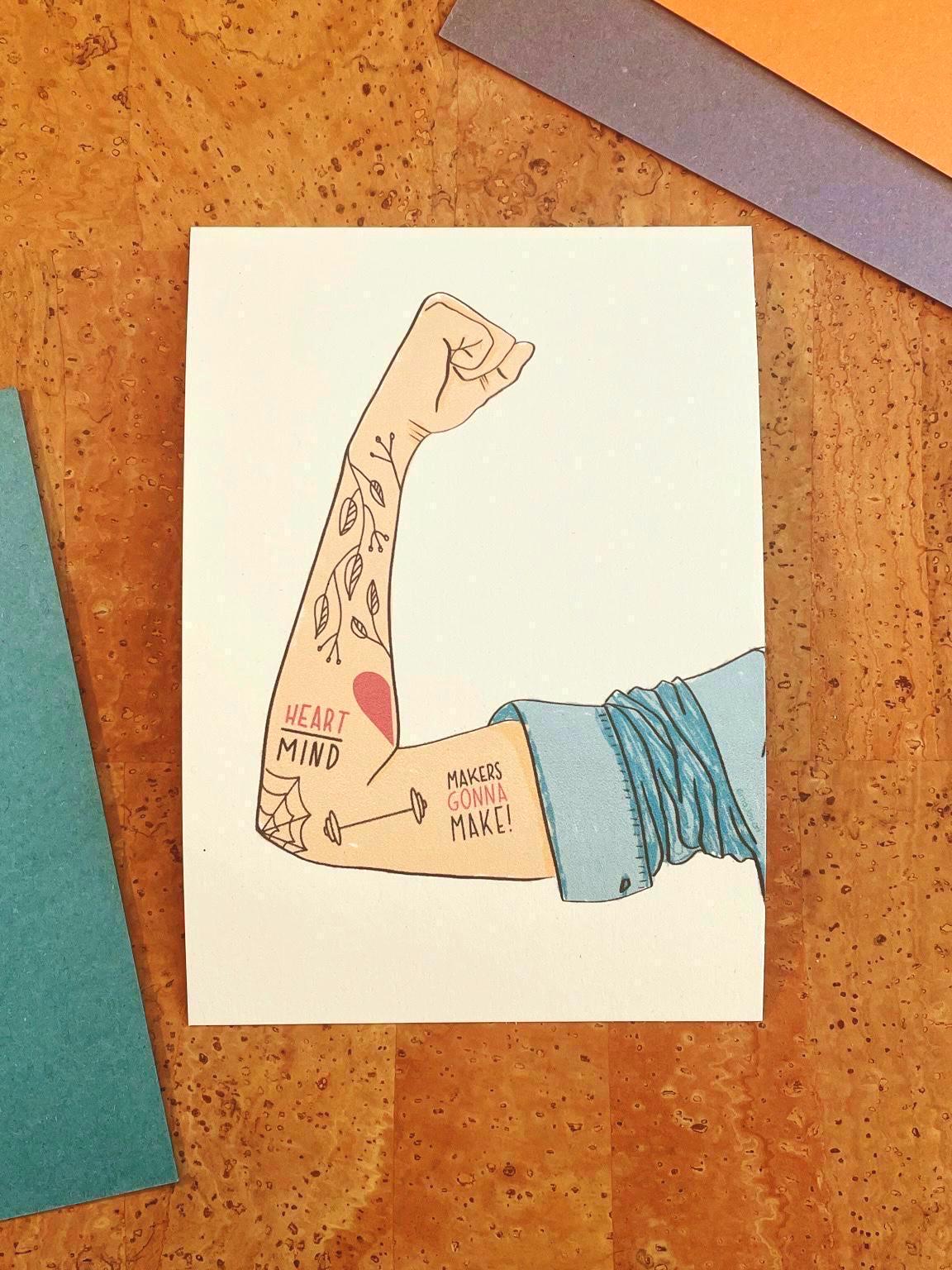 Starke Botschaft – Motivierende Postkarte A6 mit Arm-Tattoo & Spruch 'Makers gonna make' | Motivation Freundinnen Geschenk You can do it