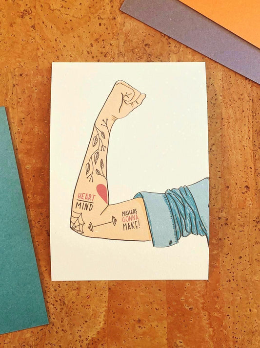 Starke Botschaft – Motivierende Postkarte A6 mit Arm-Tattoo & Spruch 'Makers gonna make' | Motivation Freundinnen Geschenk You can do it