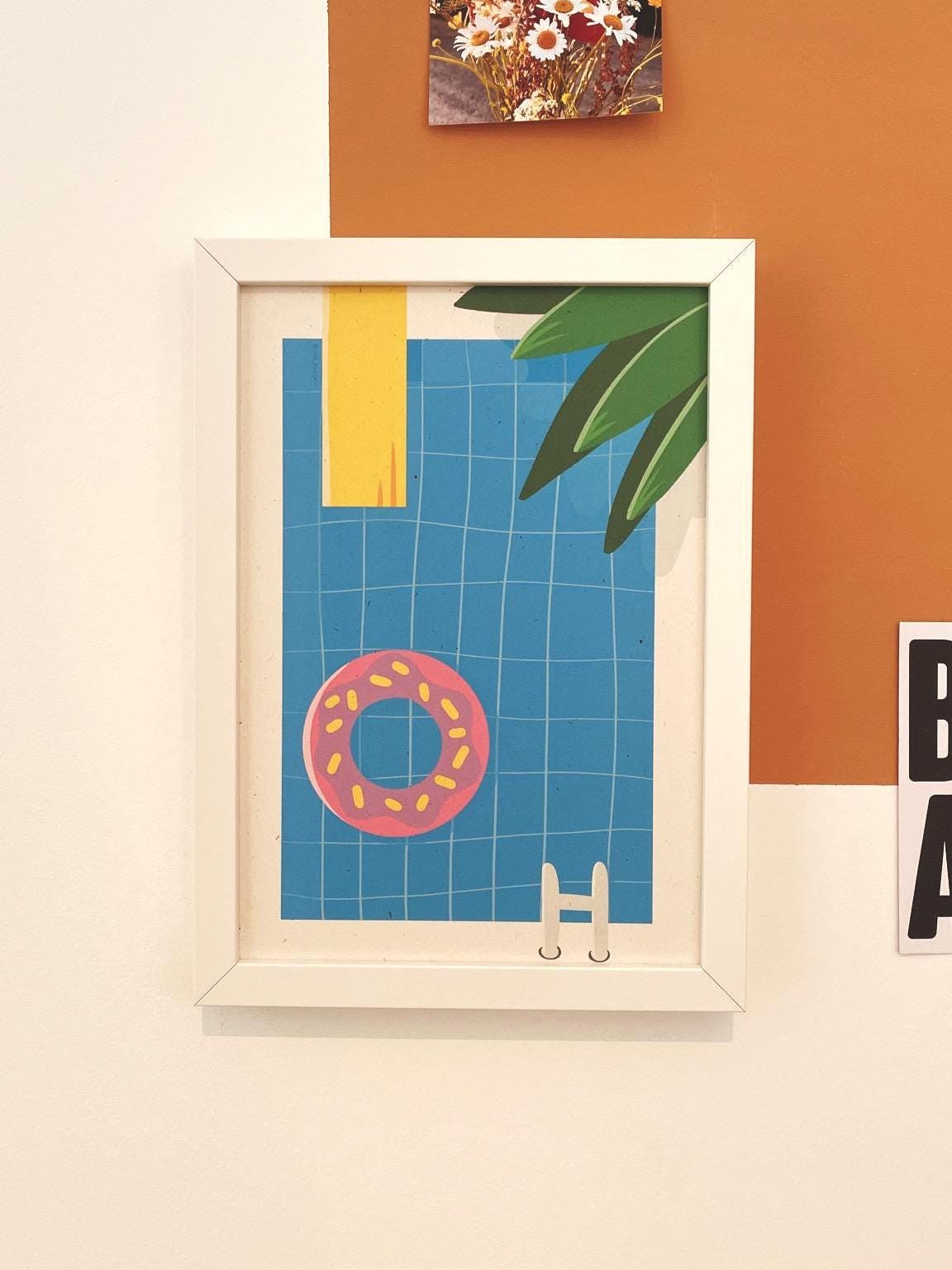 Sommer Pool Artprint A3/A4/A5 - Minimalistisches Pool Poster nachhaltig - Retro Summer Vibes Wandbild - Donut Schwimmring Art Print