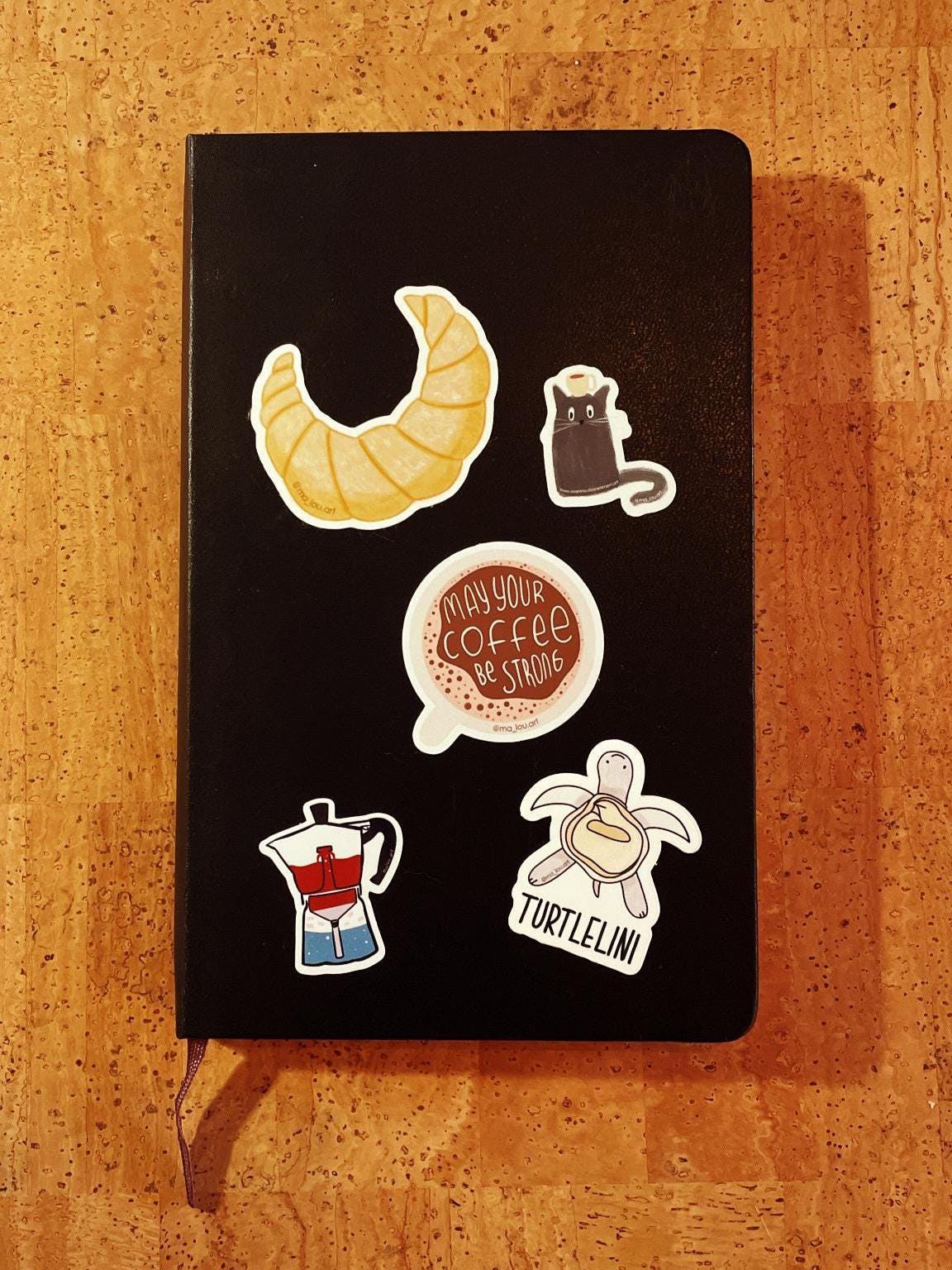 Turtlelini Vinyl Sticker 6x5cm | Süße Schildkröte Tortellini | Lustiger Food Pun Aufkleber | Wasserfest | Kawaii Tier Sticker