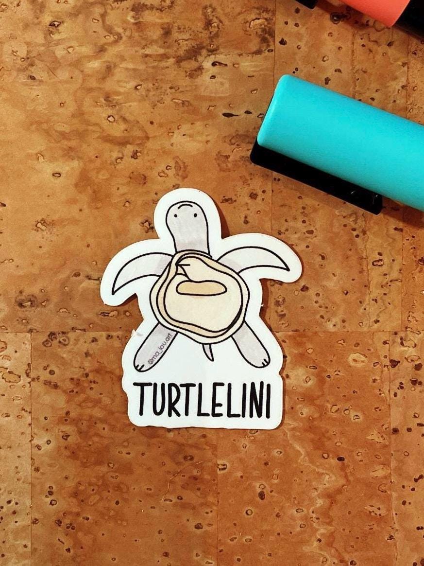 Turtlelini Vinyl Sticker 6x5cm | Süße Schildkröte Tortellini | Lustiger Food Pun Aufkleber | Wasserfest | Kawaii Tier Sticker