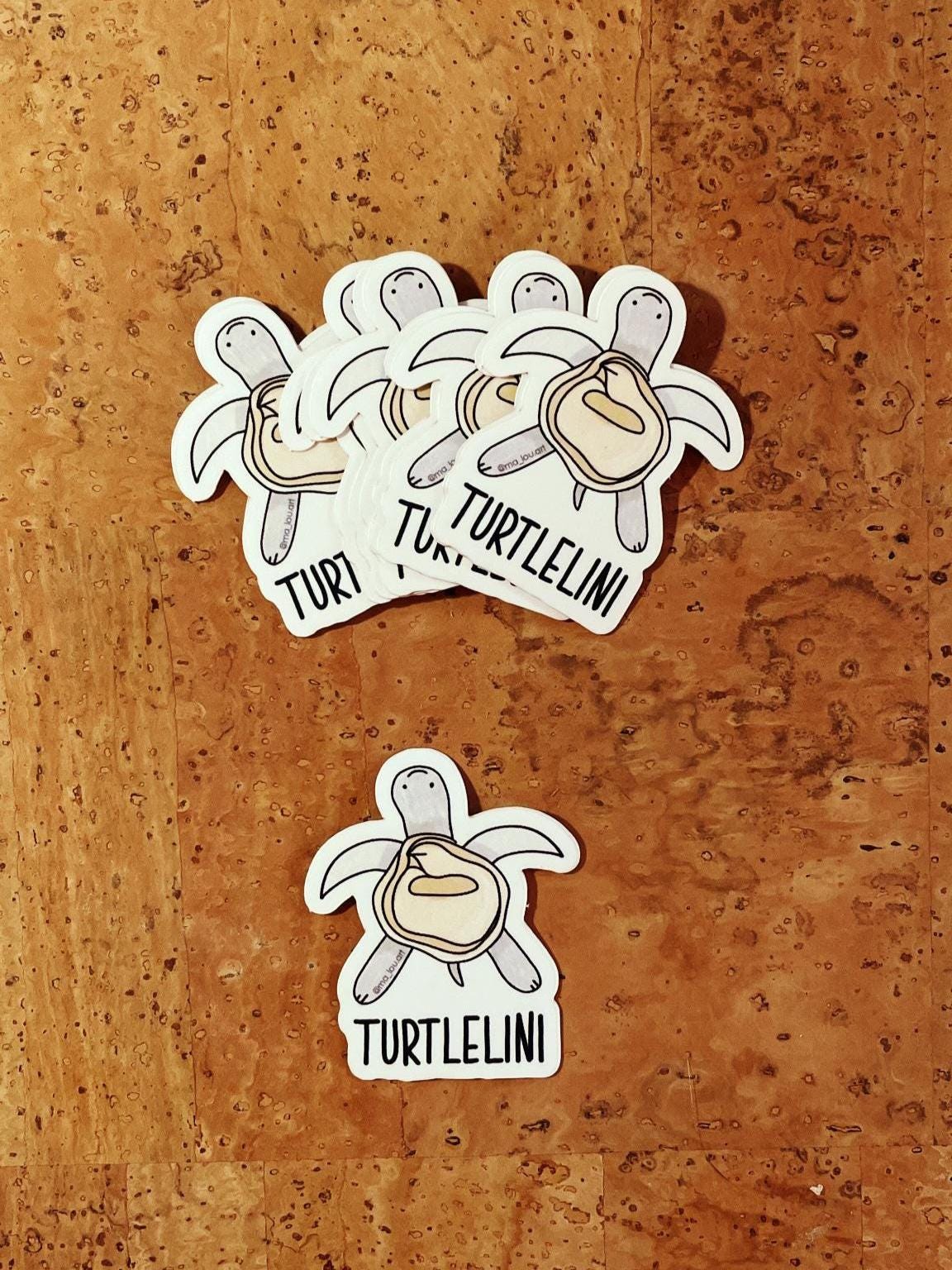Turtlelini Vinyl Sticker 6x5cm | Süße Schildkröte Tortellini | Lustiger Food Pun Aufkleber | Wasserfest | Kawaii Tier Sticker