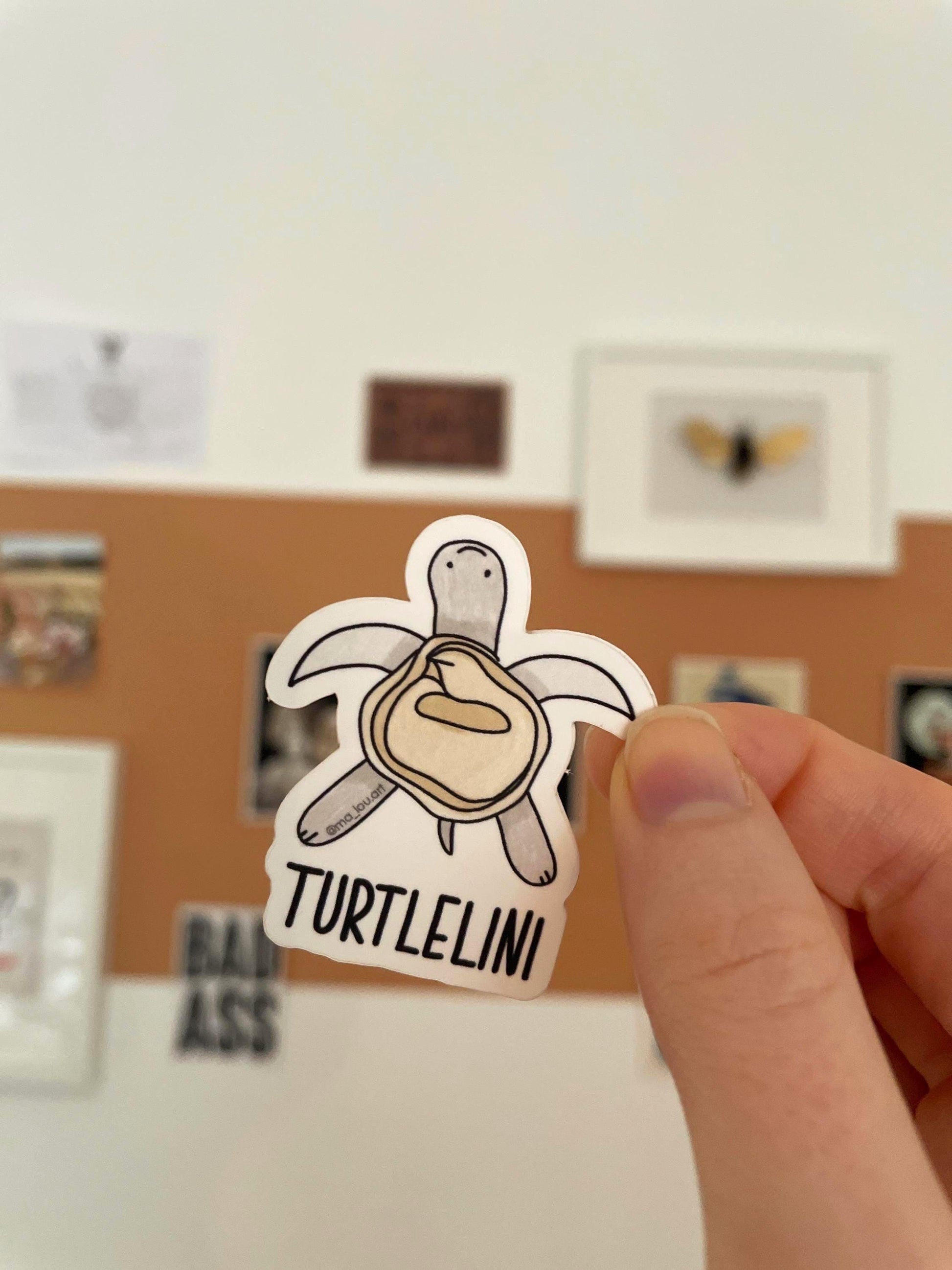 Turtlelini Vinyl Sticker 6x5cm | Süße Schildkröte Tortellini | Lustiger Food Pun Aufkleber | Wasserfest | Kawaii Tier Sticker