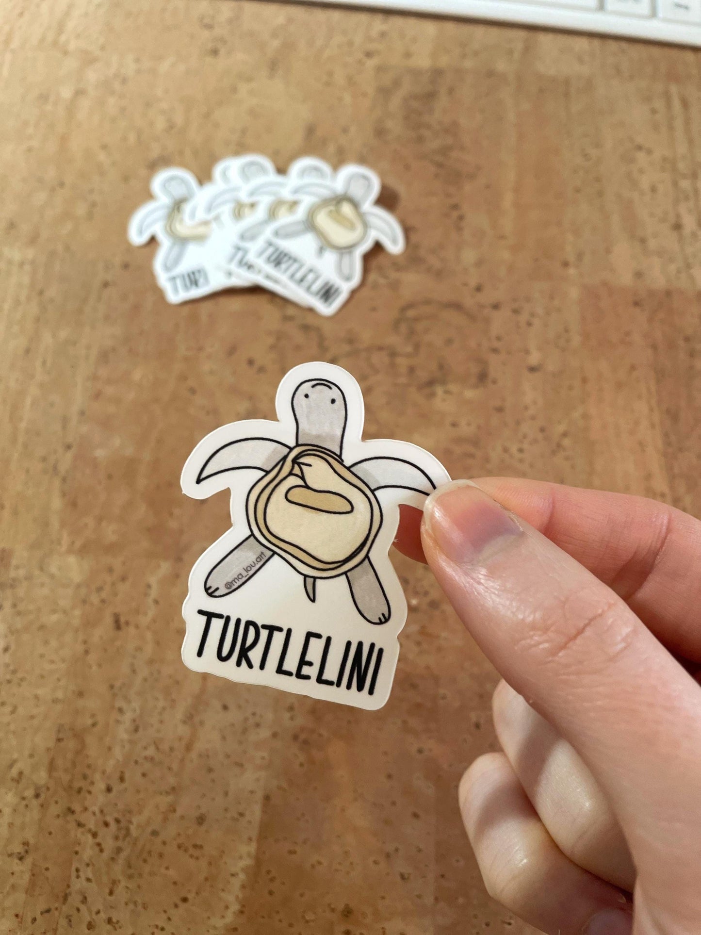 Turtlelini Vinyl Sticker 6x5cm | Süße Schildkröte Tortellini | Lustiger Food Pun Aufkleber | Wasserfest | Kawaii Tier Sticker