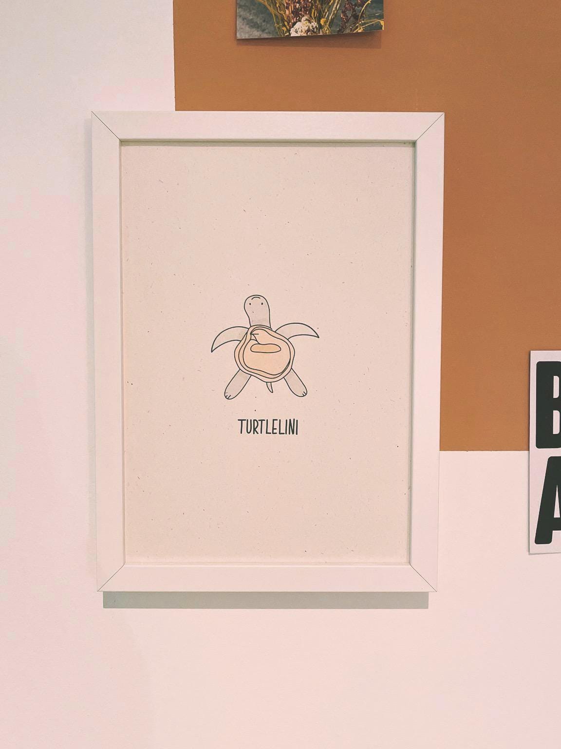 Turtlelini Artprint A4/A5 - Süße Schildkröte Humor Poster nachhaltig - Minimalistisches Tier Wandbild - Pasta Liebhaber Geschenk - Wall Art