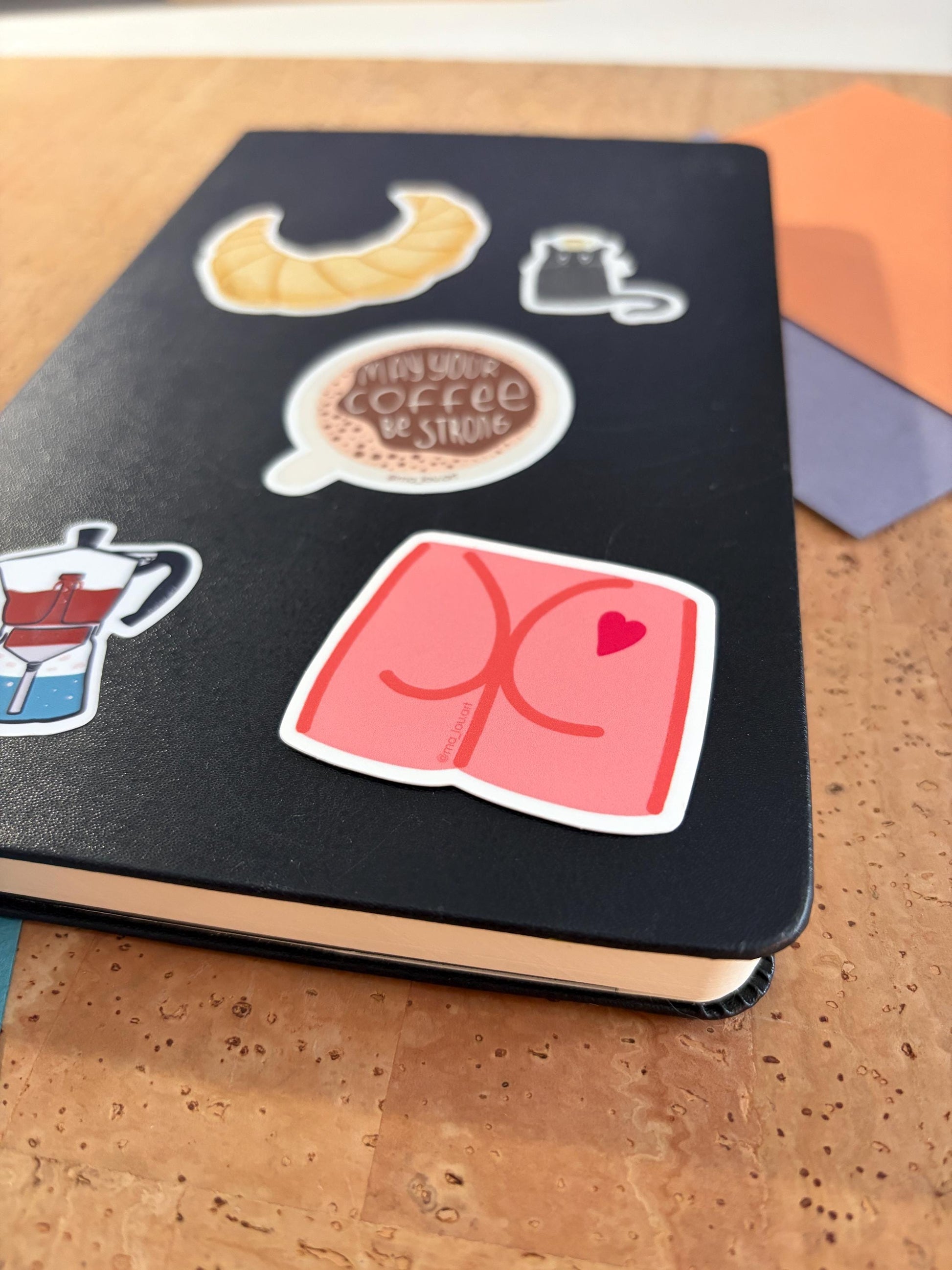 Lustiger Vinyl Sticker „Hearty Booty“ – Wasserfest Aufkleber für Laptop & Trinkflasche – Geschenk – Witziges Herz Motiv – Outdoorbeständig